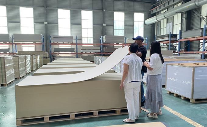 Panneau mural SPC Nouvelle innovation 600*2440*4mm pierre imperméable plastique écologique bois grain sans soudure verrouillage intérieur décoration planche pour salle de bain 12